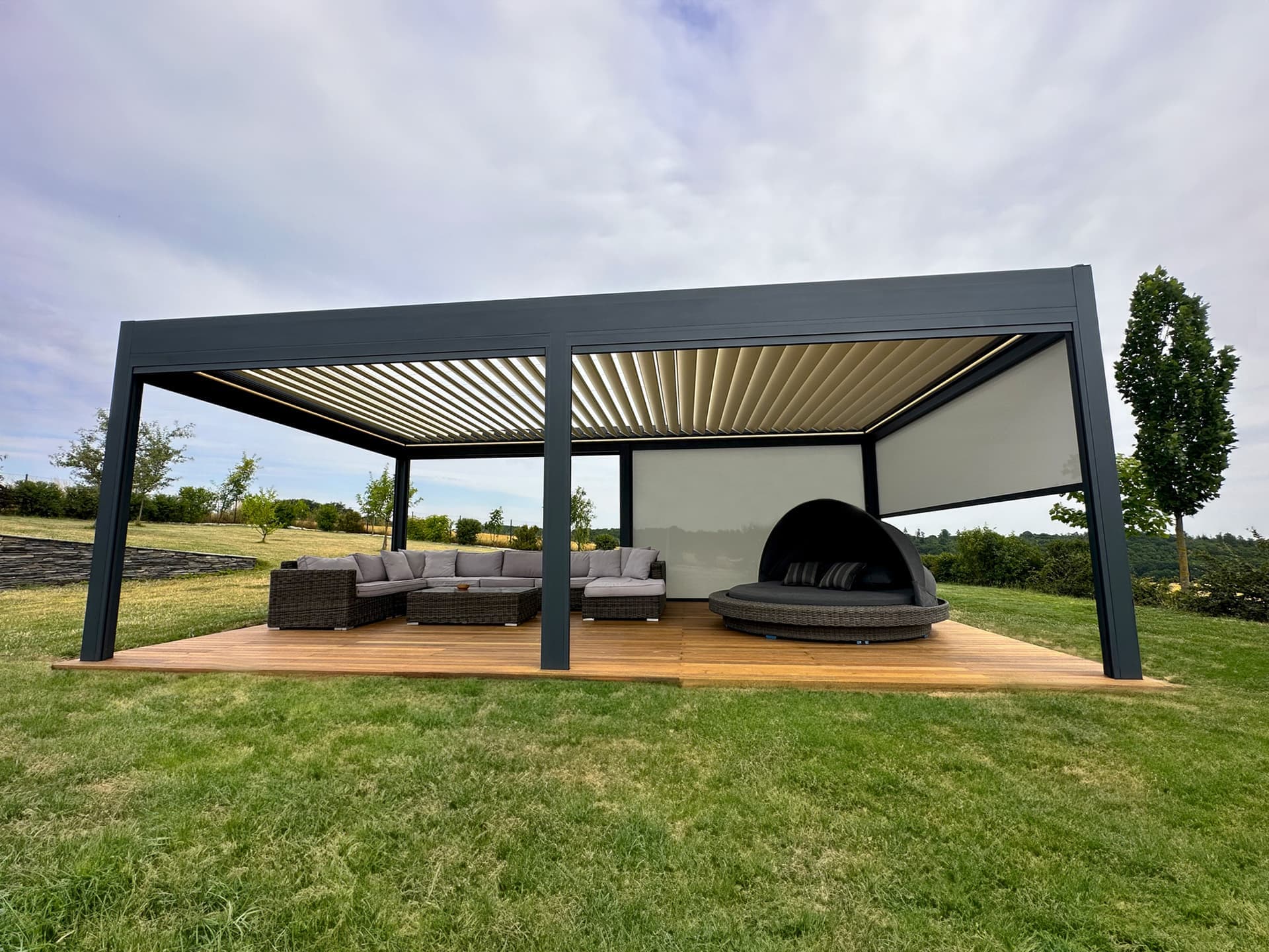 Co je to bioklimatická pergola a proč ji chtít na své terase?